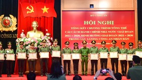 Thứ trưởng Bộ Công an Lê Quý Vương trao Bằng khen cho các tập thể, cá nhân có thành tích xuất sắc trong thực hiện chương trình cải cách hành chính. Ảnh: TTXVN