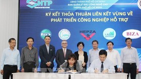 Đại diện Ban quản lý Khu Công nghệ cao Thành phố Hồ Chí Minh ký kết thỏa thuận hợp tác với Ban Quản lý các khu chế xuất - khu công nghiệp - khu kinh tế trọng điểm phía Nam. Ảnh: TTXVN
