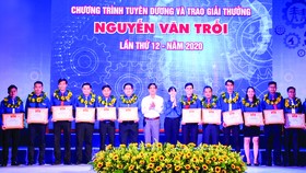 Thanh niên công nhân đạt giải thưởng Nguyễn Văn Trỗi năm 2020 được vinh danh tối 28-10. Ảnh: THÁI PHƯƠNG