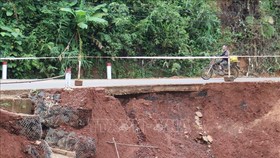 Tại km 18+600 đường Sao Bọng - Đăng Hà qua địa bàn xã Đăng Hà mặt đường bị sạt lở tạo thành hàm ếch rất nguy hiểm cho người và phương tiện khi lưu thông qua đây. Ảnh: TTXVN
