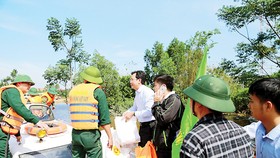 Anh Vũ Anh Tuấn (người mặc áo trắng) Phó TGĐ CPV cùng đoàn công tác của Bộ trưởng Bộ NN-PTNT trao tặng 100 suất quà tại vùng lũ huyện Lệ Thủy, tỉnh Quảng Bình
