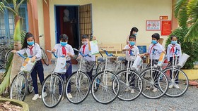 Học sinh nghèo hiếu học ở huyện Dương Minh Châu với niềm vui được tặng xe đạp mới