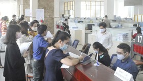 Làm hồ sơ thuế tại Cục Thuế TPHCM. Ảnh: CAO THĂNG