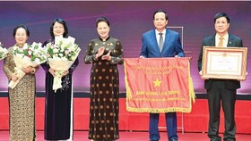 Chủ tịch Quốc hội Nguyễn Thị Kim Ngân trao danh hiệu Anh hùng Lao động cho Quỹ Bảo trợ Trẻ em Việt Nam