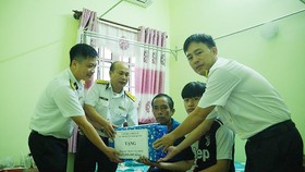 Đồng đội Lữ đoàn 171 trao hỗ trợ để anh Biển đi xạ trị lần 2