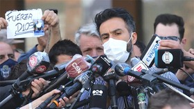 Bác sĩ Leopoldo Luque trong một lần trả lời truyền thông về sức khỏe của Maradona