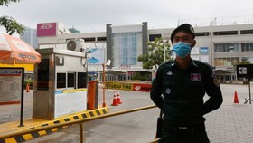 Trung tâm mua sắm AEON 1 ở thủ đô Phnom Penh bị phong tỏa sau khi Campuchia phát hiện ca mắc Covid-19 do lây nhiễm trong cộng đồng hôm 28-11. Ảnh: Khmer Times