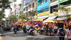 Chen chúc đường phố những ngày giáp tết