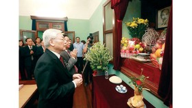 Tổng Bí thư, Chủ tịch nước Nguyễn Phú Trọng đến dâng hương tưởng niệm Bác Hồ tại Nhà 67 trong Khu Di tích Chủ tịch Hồ Chí Minh tại Phủ Chủ tịch, nơi Người từng sống và làm việc đến ngày cuối cùng. Ảnh: TTXVN