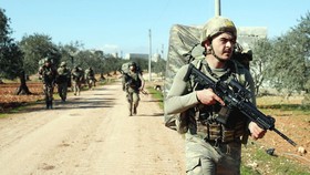 Thổ Nhĩ Kỳ triển khai lượng lớn khí tài quân sự tới Syria