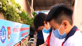 Trao 25 bồn rửa tay mở nước bằng chân đạp cho học sinh
