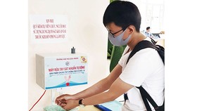 Máy rửa tay sát khuẩn tự động phun sương do thầy trò Trường Đại học Quy Nhơn chế tạo