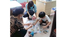 Bé Bùi Khánh Lâm đập heo đất tại phường Linh Chiểu ủng hộ phòng chống dịch bệnh