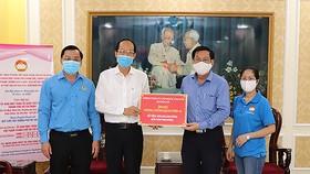 Đại diện Sawaco trao Ủy ban MTTQ TPHCM số tiền 400 triệu đồng ủng hộ phòng chống dịch Covid-19