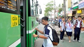 Học sinh Trường THCS Minh Đức, quận 1 đi xe buýt. Ảnh: CAO THĂNG