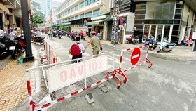 Phân luồng lối vào - lối ra giúp giao thông thông thoáng trước Trường Tiểu học Minh Đạo, quận 5. Ảnh: CAO THĂNG