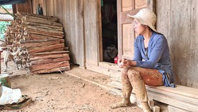 Chị Hồ Thị Giang (Phước Lộc) ngày nào cũng lội bùn tìm chồng rồi về căn nhà đổ nát thẫn thờ đợi tin chồng