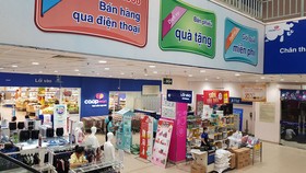 Khách hàng mua hàng giảm giá tại các hệ thống siêu thị