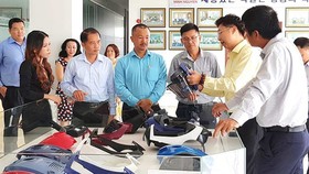 Tìm hiểu sản phẩm tại Công ty CP Công nghiệp hỗ trợ Minh Nguyên (Khu Công nghệ cao TPHCM), một doanh nghiệp do kiều bào tạo lập. Ảnh: VIỆT DŨNG
