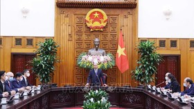 Thủ tướng Nguyễn Xuân Phúc với cựu Phó Thủ tướng CHLB Đức Phillip Rosler và các thành viên trong đoàn. Ảnh: Thống Nhất/TTXVN