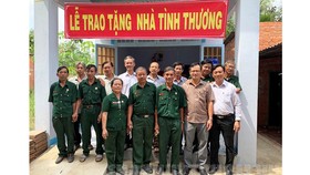 Trao nhà tình thương cho 2 hộ nghèo