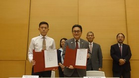 Ngài Kawaue Junichi và ông Nguyễn Văn Lợi ký kết hợp đồng viện trợ.