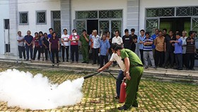 Cảnh sát PCCC TPHCM tập huấn kỹ năng cho người lao động tại một cơ sở sản xuất