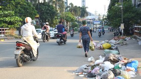 Xả rác bừa bãi ra lòng đường, vỉa hè
