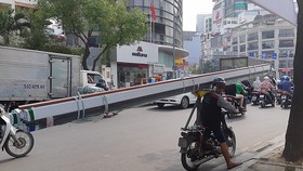 Hiểm nguy rình rập từ xe thô sơ chở vật liệu xây dựng cồng kềnh