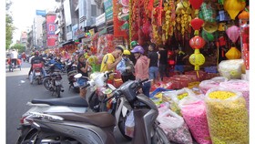 Chiếm dụng vỉa hè để bán hàng, nguy cơ gây tai nạn