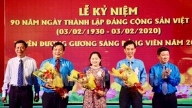 Các gương điển hình giao lưu tại lễ tuyên dương. Ảnh: hcmcpv.org.vn