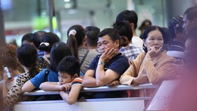 Ngột ngạt ở sảnh đón ga quốc tế