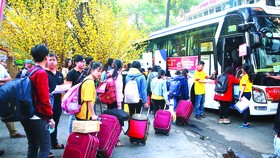 Những “Chuyến xe mùa xuân” đưa hơn 2.500 sinh viên khó khăn rời TPHCM về quê đón tết. Ảnh: DŨNG PHƯƠNG