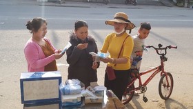 Cô giáo ở Quảng Ngãi phát khẩu trang y tế miễn phí cho người đi đường