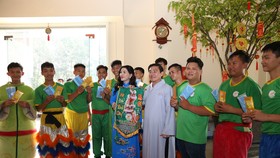 Ông Nguyễn Thuận, Chủ tịch HĐQT và bà Đặng Thị Kim Oanh, Tổng giám đốc Kim Oanh Real bên cạnh đội múa Lân sư rồng trong ngày khai trương đầu năm