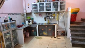 Nền nhà của ông Võ Văn Tặc bị sụt lún