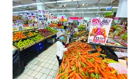 Thị trường hàng hóa tại TPHCM: Trái với tin đồn, hàng đầy ắp siêu thị