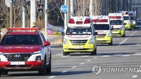 Xe cứu thương được huy động tại Daegu, cách Seoul khoảng 300 km về phía đông nam, vào ngày 23-2, để chở những bệnh nhân bị nhiễm Covid-19. Ảnh: YONHAP