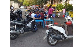 Vô tư lấn chiếm vỉa hè