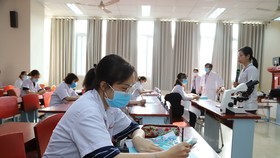 Các trường đại học chung sức vượt khó