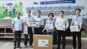 Đại diện Vinamilk trao tặng sữa, khẩu trang và xà phòng rửa tay cho Giám đốc Trung tâm Phục hồi chức năng và trợ giúp trẻ khuyết tật tại TPHCM