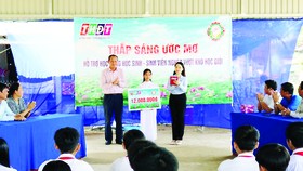 Công ty TNHH MTV Xổ số kiến thiết Đồng Tháp trao học bổng “Thắp sáng ước mơ” tại huyện Hồng Ngự