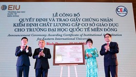 Đại diện Trường Đại học Quốc tế Miền Đông nhận giấy chứng nhận kiểm định chất lượng giáo dục