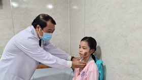 Bác sĩ Nguyễn Thành Tâm, Giám đốc Bệnh viện Sài Gòn ITO kiểm tra sức khỏe cho 1 em học sinh Trường THCS Bạch Đằng trước khi xuất viện