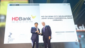 Tiến sĩ Lê Thành Trung, Phó Tổng Giám đốc HDBank thay mặt Ban lãnh đạo HDBank nhận giải HDBank - Nơi làm việc tốt nhất châu Á