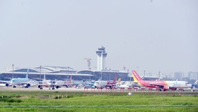 Hàng không thu phụ phí quá cao?