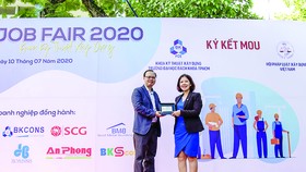 Hòa Bình trao tặng 10 suất học bổng cho sinh viên Đại học Bách Khoa TPHCM