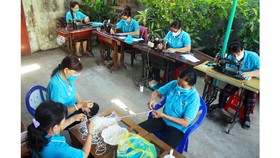 Cả làng may khẩu trang phát miễn phí chống dịch Covid-19