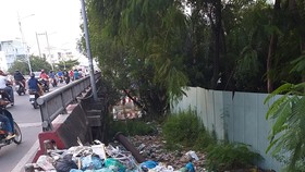 Bãi rác tự phát đầu cầu Kênh Xáng