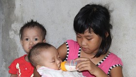 Bố bị tai nạn, 5 con thơ nheo nhóc